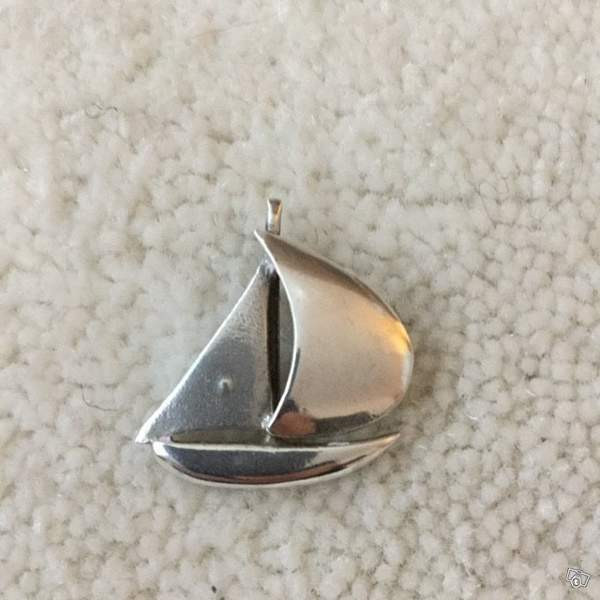 Hopeinen purjevene riipus Keuruu - valokuva 3