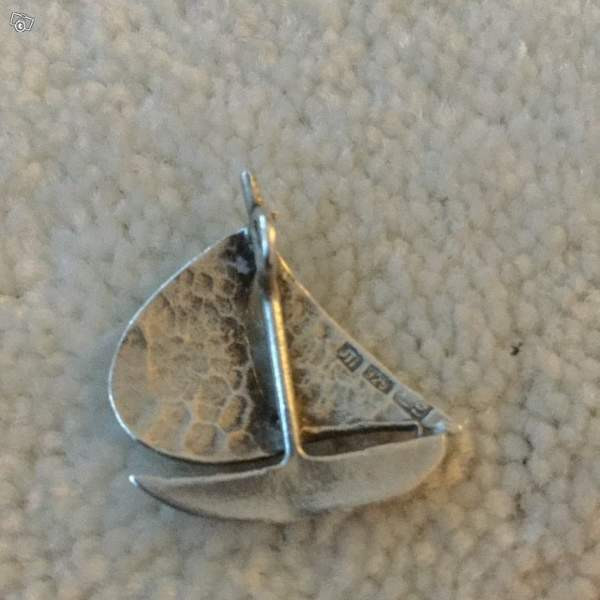 Hopeinen purjevene riipus Keuruu - valokuva 2