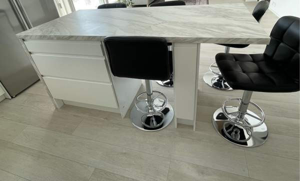 Ruokapöytä/saareke Jyvaeskylae – foto 1