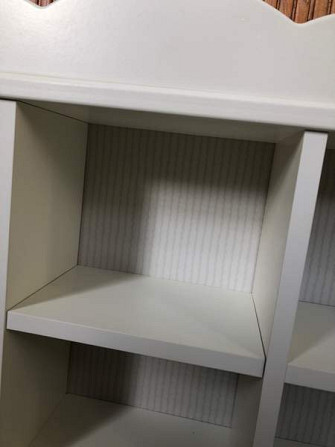 Valkoinen seinähyllykkö Maentsaelae – foto 2