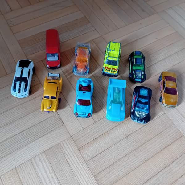 Pussillinen pikkuautoja Helsinki – foto 1