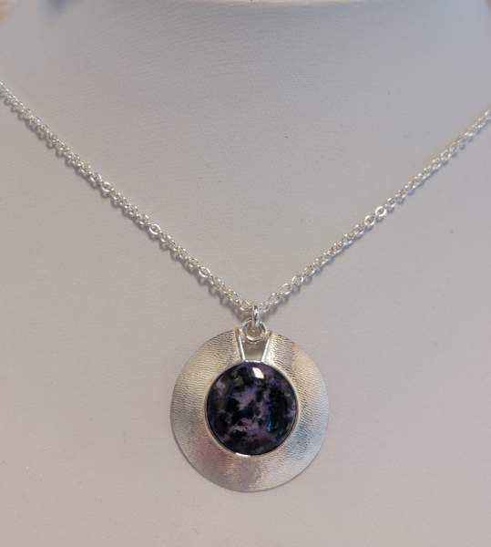 Hannu Äikäs 925 hopeinen kaulakoru violetin tummalla sävyisellä kivellä v. 1996 Lahti – foto 5