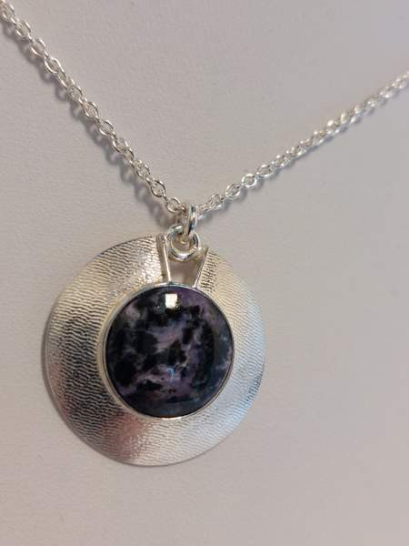 Hannu Äikäs 925 hopeinen kaulakoru violetin tummalla sävyisellä kivellä v. 1996 Lahti – foto 4