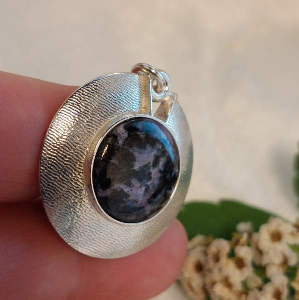 Hannu Äikäs 925 hopeinen kaulakoru violetin tummalla sävyisellä kivellä v. 1996 Lahti – foto 3