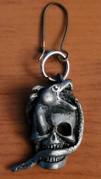 Metallinen lohikäärme-pääkallokorvis Helsinki – foto 1