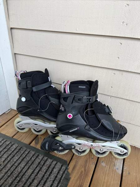 Naisten rullaluistimet Kajaani - valokuva 1