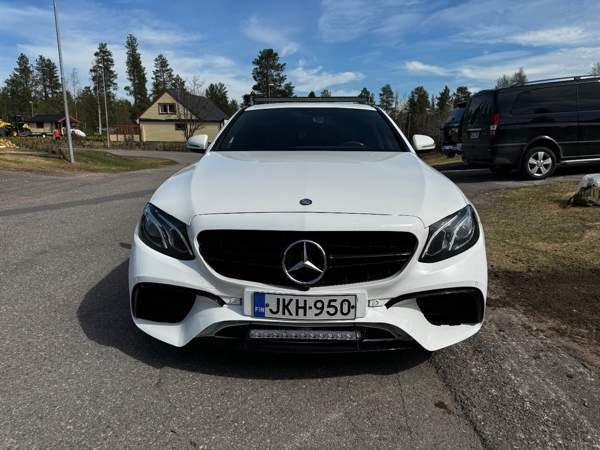 Mercedes-Benz E Pihtipudas - valokuva 2