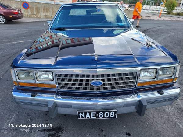 Ford Crown Victoria Espoo - valokuva 1