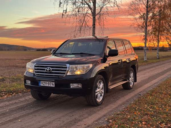 Toyota Land Cruiser Sarov - valokuva 1