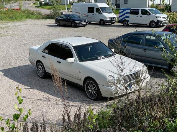 Mercedes-Benz E Glebychevo - valokuva 1